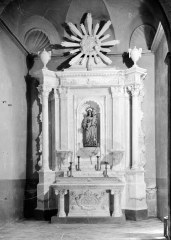 Vista frontal de l’altar del Roser de l'església de Santa Maria de Sales, a la Cellera de Ter, 1947 (ACGAX. Fons Sadurní Brunet Pi. Autor: Sadurní Brunet)
