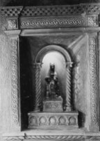 Vista frontal d'una fornícula situada a la paret lateral de la capella de la Puríssima, a Verges, 1948 (ACGAX. Fons Sadurní Brunet Pi. Autor: Sadurní Brunet)