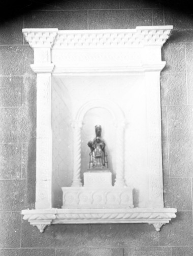 Vista frontal d'una fornícula situada a la paret lateral de la capella de la Puríssima, a Verges, 1948 (ACGAX. Fons Sadurní Brunet Pi. Autor: Sadurní Brunet)