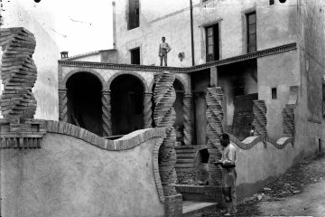 Vista parcial de la façana posterior de can Sorribas, a Sant Jaume de Llierca, 1917 (ACGAX. Fons Sadurní Brunet Pi. Autor: Sadurní Brunet)