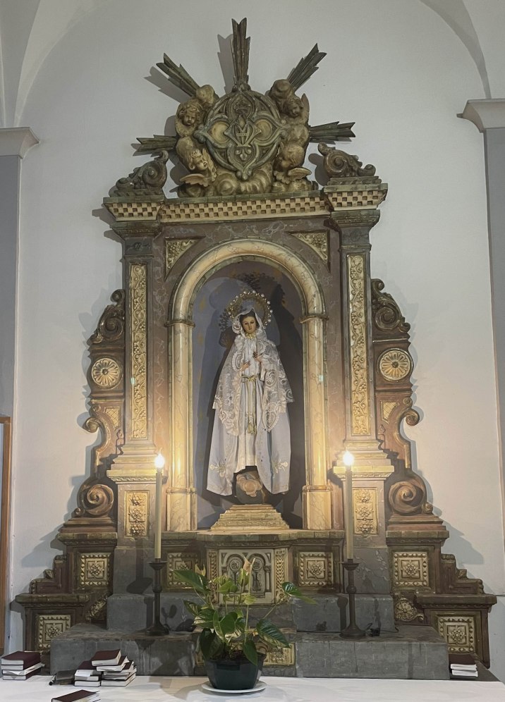 Vista frontal de l'altar del Roser de l'església de Sant Jaume de Llierca, 2014 (foto: www,.wikisants.com)