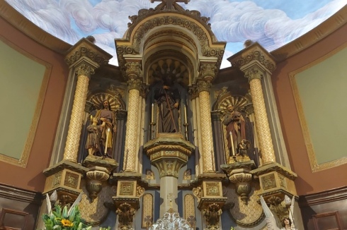 Vista parcial de l'altar major de l'església de Sant Jaume de Llierca, 2024 (foto: www.femturisme.cat)