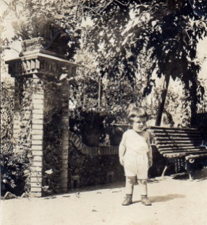 Retrat de cos sencer d'una nena en el jardí de la casa Hostench, s.d. (Foto: arxiu família Aramburu Hostench)
