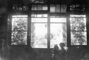 Vista parcial de l'interior de la casa Hostench amb dues nenes en primer terme, s.d. (Foto: arxiu família Aramburu Hostench)
