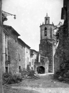 Vista parcial de Sant Mori, amb la torre del campanar de l'església de Sant Maurici al centre